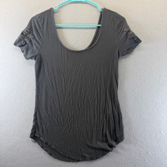 Mudd Tops - Mudd Womens Gray Ribbed Scoop Neck Top Crochet Floral Sleeve Detail Size M